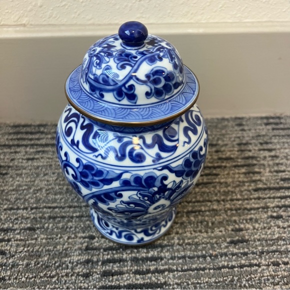 Vintage Blue & White Gold Chinoiserie Ginger Jar w Lid 6’’ Diameter 8.25’’ Tall - Picture 1 of 3